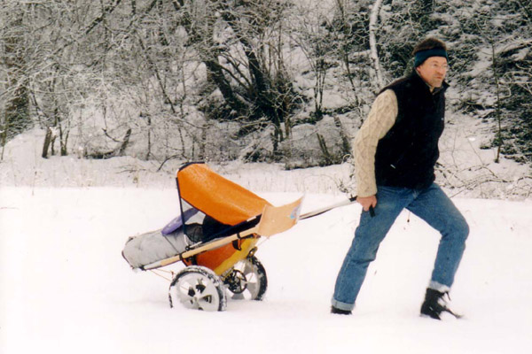 mit dem trekking stroller gogo-kid  durch den Schnee., die  Kinderschneeschaufel ist fr die Show
